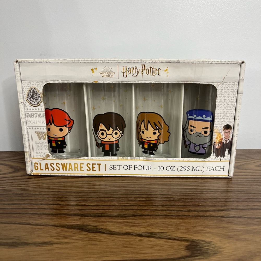 Harry Potter Wizarding World Glassware Set of 4 Hogwarts Hermoine Ron Dumbledor